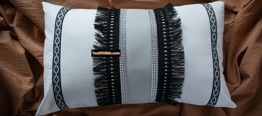 almohadones de tusor estilo boho chic marroqui con apliques decorativos de flecos puntillas strass lurex tachas yute